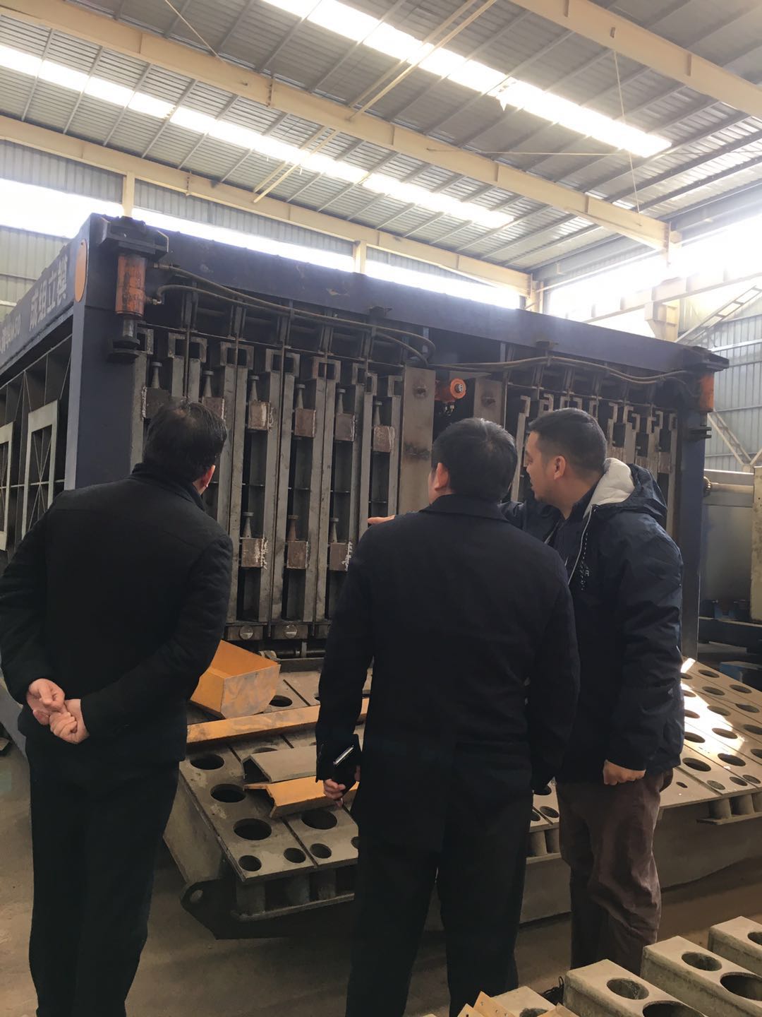 考察團參觀成組立模墻板機3 考察團參觀成組立模墻板機3